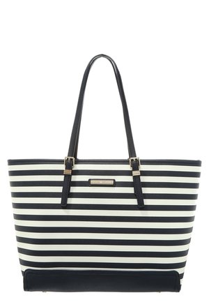 Sort og hvid vandret striped shopper taske med sorte håndtag og guldfarvede spænde detaljer, rektangulært metal mærkeplade foran i midten.