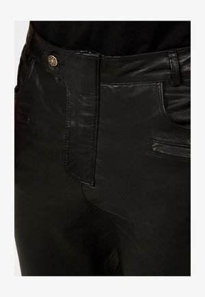 Zwarte leren broek met een gladde textuur, met een hoge taille, voorzakken en een decoratieve knoop bij de sluiting.