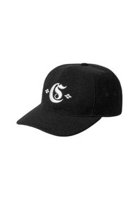 Czarna filcowa czapka baseballowa z zakrzywionym daszkiem, z białym haftowanym logo i akcentami na przedniej części. Regulowany pasek z tyłu.