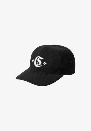 Czarna filcowa czapka baseballowa z zakrzywionym daszkiem, z białym haftowanym logo i akcentami na przedniej części. Regulowany pasek z tyłu.