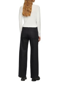 s.Oliver Flared Jeans - schwarz