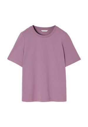 Tričko s krátkým rukávem a kulatým výstřihem z jemné lila tkaniny. Má jednoduchý design s čistými liniemi a minimálními švy.
