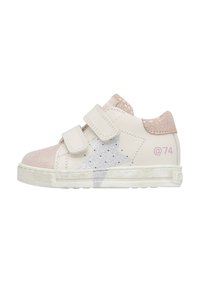 Sneaker in pelle bianca con accentuazioni in suede rosa, design a stella argentata, cinturini in Velcro e suola in gomma testurizzata. Presenta il logo del marchio in rosa chiaro.