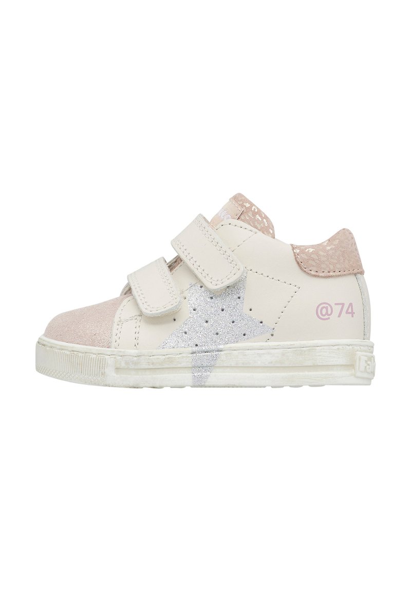 Sneaker in pelle bianca con accentuazioni in suede rosa, design a stella argentata, cinturini in Velcro e suola in gomma testurizzata. Presenta il logo del marchio in rosa chiaro.