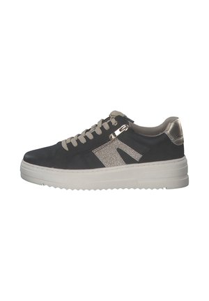 Sneaker nera con finitura testurizzata, dettagli metallici, lacci beige e un pannello laterale scintillante. Presenta una suola bianca spessa e un dettaglio con zip.