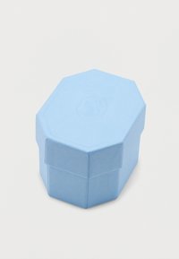 Φωτεινό γαλάζιο οκταγωνικό κουτί κοσμημάτων με υφή και λεπτό ανάγλυφο λογότυπο στο καπάκι, τοποθετημένο σε απλό λευκό φόντο.