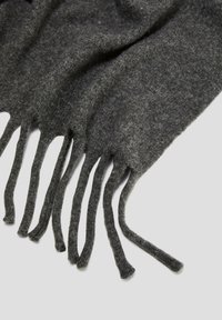Grau wollener Schal mit weicher Textur, fransigen Kanten und einem glatten Design. Der Stoff zeigt ein dezentes meliertes Muster.