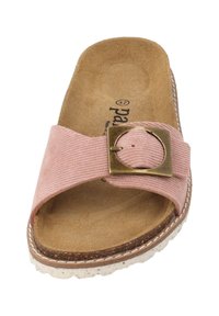 Roze stoffen slidesandaal met een brede band met een gouden vierkante gesp, een gestructureerd oppervlak en een gevormde kurken voetbed. Witte gestikte zool.