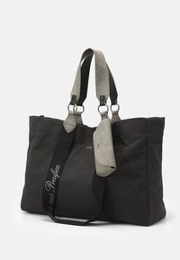 Zwarte draagtas met twee gestructureerde grijze handvatten, metallic hardware en een kleine afneembare pouch bevestigd aan het handvat.