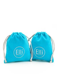 To store stoftrækposer i lys turkise farver med sølvsnore og hvid "Elli" branding foran. Blød tekstur, rund form.