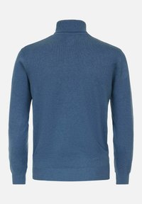 Niebieski sweter z dzianiny z wysokim kołnierzem oraz prążkowanymi mankietami i dolnym obszyciem. Gładka struktura i prosty design. Widok z tyłu, bez widocznych wzorów.