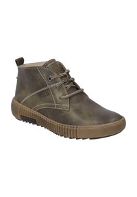 Bottes de cheville en cuir vert olive avec une semelle en caoutchouc beige, design à lacets, coutures exposées et un petit tirant à l'arrière pour un enfilage facile.
