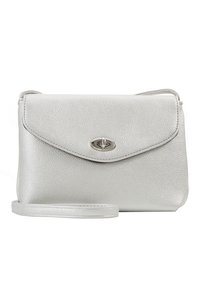 Borsa a tracolla in similpelle argentata con patta curva, chiusura metallica e tracolla staccabile. Esterno strutturato con cuciture visibili.