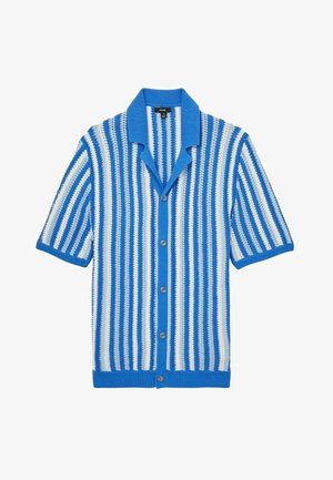 Košeľa na gombíky s krátkymi rukávmi v modrej a bielej farbe, s vertikálnymi pruhmi, pletenou textúrou a jednofarebným modrým golierom a manžetami.