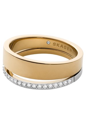 Anneaux entrelacés en or et argent, une bague en or lisse, une bague en argent ornée de petits joyaux clairs.