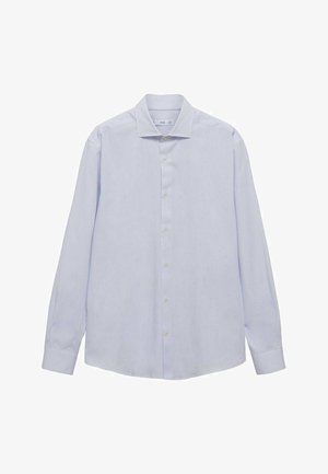 Cămașă albastru deschis, cu mâneci lungi, cu tricotare albă subțire verticală, dintr-un material moale, guler clasic și închidere cu butoane pe față.