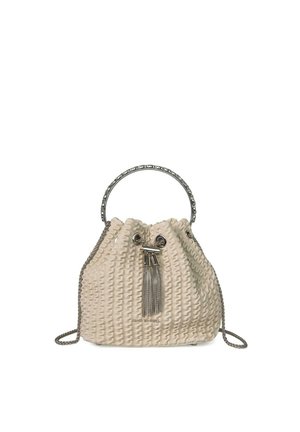 Bolso tipo cubo beige con textura, con cordón ajustable, asa de cadena plateada y mango de anilla metálica, con dos borlas plateadas en la parte delantera.