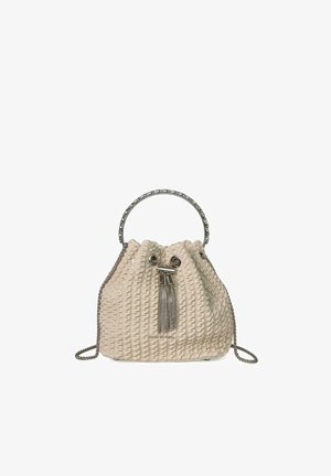 Bolso tipo cubo beige con textura, con cordón ajustable, asa de cadena plateada y mango de anilla metálica, con dos borlas plateadas en la parte delantera.