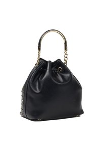 Musta nahkainen ämpärilaukku, jossa on kerätty yläosa, kultasävyiset yksityiskohdat, ketjuhandle ja koristeelliset niittikoristeet toisella puolella.