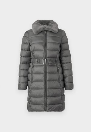 Grijze pufferjas met een zachte bontkraag, ritssluiting aan de voorkant en een ceintuur in de taille. Heeft horizontale stiksels en twee zijzakken.