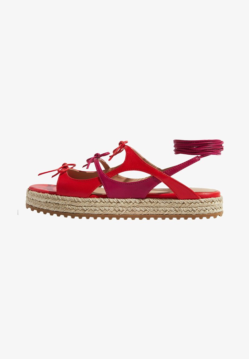 Røde og lyserøde lædersandaler med en vævet jutesål, rund tå og ankelremme med sløjfedetaljer. Hævet platformdesign.