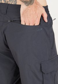 Mørkegrå cargo shorts lavet af letvægtsstof, med en lynlås lomme og CMP-logo. Inkluderer en sidelomme til cargo med klaff.