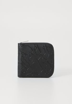 Cartera de cuero negro con diseño abstracto en relieve, cierre de cremallera y forma plegada. Textura suave con un brillo sutil.
