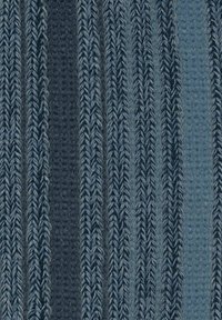 Tkanina w paski w różnych odcieniach niebieskiego z teksturowanym wzorem dzianiny. Paski zmieniają się pod względem grubości, z miękkim, teksturowanym wykończeniem.