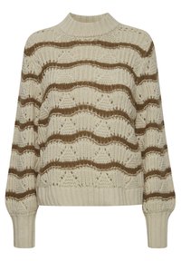 Cremefarbener, gestrickter Pullover mit hohem Kragen, der horizontale, strukturierte braune Streifen und aufwendige Rautenmuster enthält.