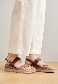 Unselected, camel/platin