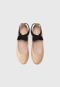 Bežid ballet-sandaalid mustade kangaste pahkluu rihmade ja lipsu detailiga. Sile nahk, ümar varvas ning pehme sisemine vooder.