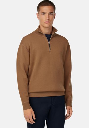 Bruine zip-up trui met een hoge kraag, ribbelboorden en zoom, gemaakt van een zachte, lichtgewicht stof, met contrasterende stikdetails.