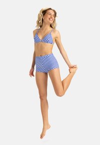 Blå og hvit stripete bikini sett med trekantet topp og høyt liv-bunn, begge med et geometrisk mønster og elastisk stoff.