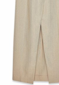 Beige skræddersyede bukser med en struktureret overflade, der har en splitteled detail bagpå og et rent, lige ben design.