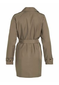 Khaki płaszcz trench, widok z tyłu, z paskiem, guzikami przy mankietach oraz gładkim, dopasowanym krojem. Materiał ma gładką teksturę.