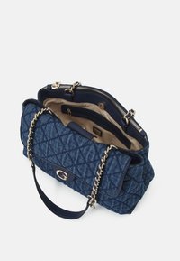 Pikowana granatowa torebka denimowa z łańcuszkiem i złotymi akcentami, z zamkiem błyskawicznym na górze oraz wnętrzem w jasnym beżowym odcieniu.