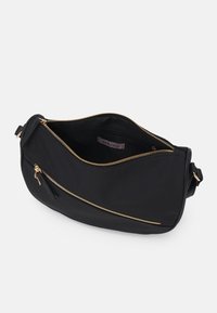 Schwarze Nylon-Schultertasche mit goldenen Reißverschlüssen. Verfügt über eine gebogene Form, ein Hauptfach und ein Innenetikett. Glatte Textur und minimalistisches Design.