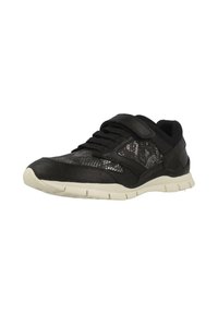 Scarpa sportiva nera con un pannello in rete texturizzata, sezioni in pelle, chiusura con lacci nella parte anteriore e una suola in gomma beige per la presa.