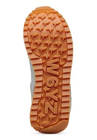 Suola della scarpa con un design del battistrada a forma di stella arancione. Presenta una superficie testurizzata con un bordo solido e rialzato e il logo "W6YZ" in rilievo.