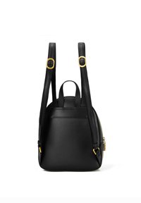 Černý kožený batoh s kulatým tvarem, zlatými kovovými doplňky, nastavovacími popruhy a zipovou boční kapsou na úložný prostor.