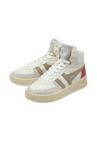 Baskets montantes avec une tige en cuir texturé blanc, des rayures en suède beige et un accent rouge sur le talon. Semelle en caoutchouc crème avec perforations.