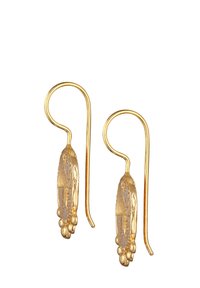 Boucles d'oreilles dorées avec des formes ovales allongées et texturées, ornées de perles décoratives à la base ; design minimaliste avec crochet.