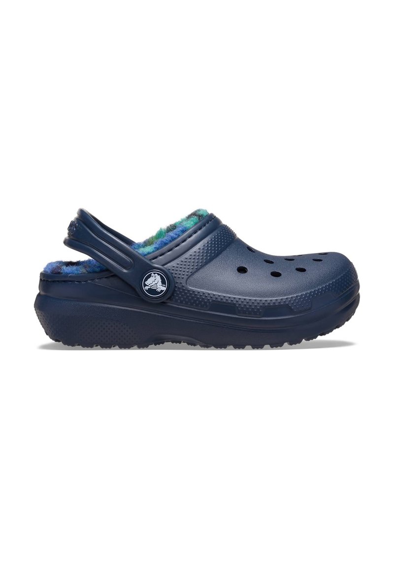 Marineblauwe klomp met een fuzzy groene en blauwe voering, voorzien van ventilatiegaten en een achterste band voor een veilige pasvorm. Textuur aan de buitenkant.