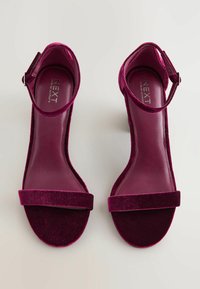 Sandalias de tacón - berry red velvet