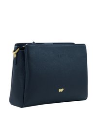 Borsa in pelle blu navy con superficie texturizzata, forma rettangolare, dettagli in metallo dorato e un logo goffrato sottile sulla parte anteriore.