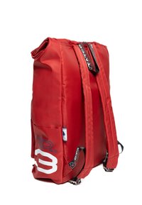 Czerwony plecak z tkaniny z wyściełanymi szelkami, akcentami logo i kieszenią boczną. Gładka tekstura i uproszczony design ułatwiają przenoszenie.