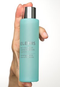 Eine frostige türkisfarbene Flasche mit einem silbernen Deckel. Das Etikett lautet "ELEMISS Pro-Collagen Marine Moisture Essence" in silberner Schrift.