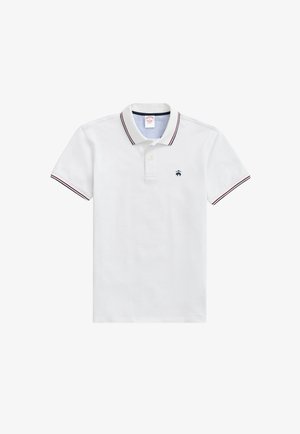 Witte polo gemaakt van katoen, met een blauw gestreepte kraag en rode en marineblauwe accenten op de mouwen. Klein logo op de borst.