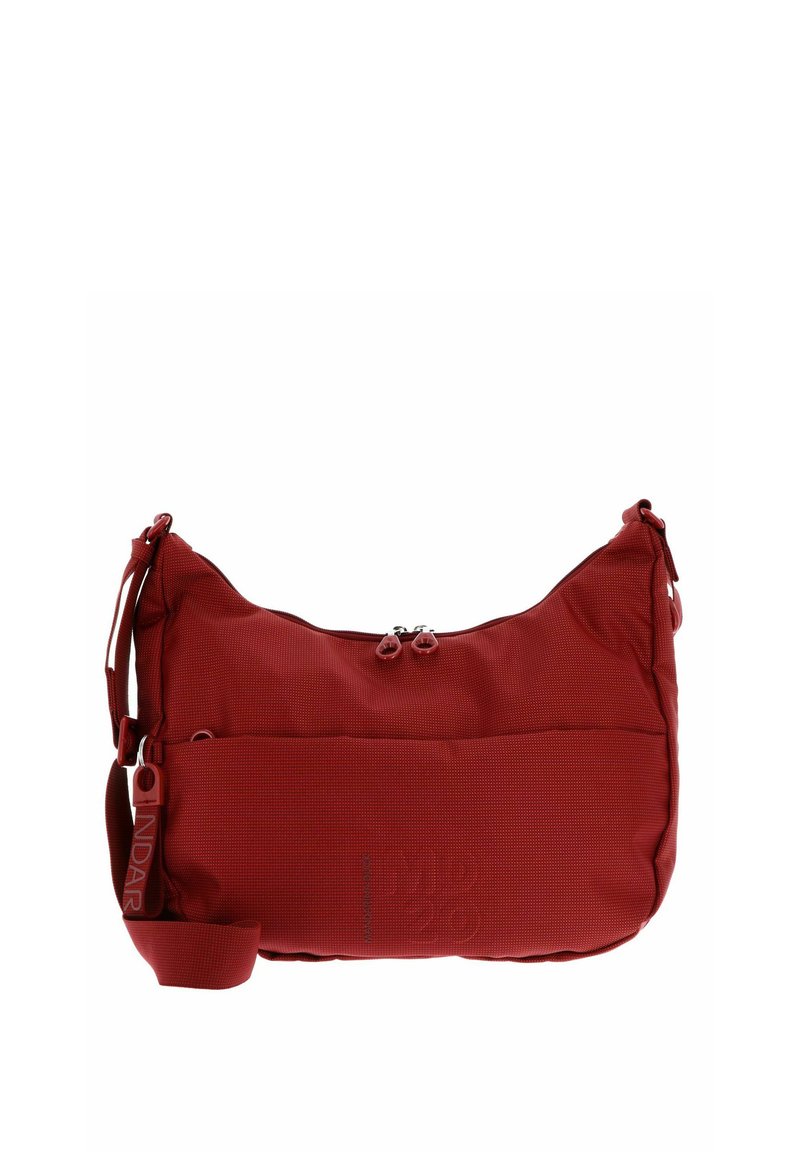 Borsa a spalla in nylon rosso con texture liscia, chiusura con zip e tasca esterna. Presenta una tracolla regolabile corta e un dettaglio del logo.