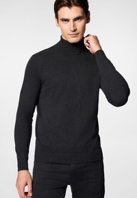 Ciemnoszary sweter typu golf w dopasowanym fasonie, wykonany z miękkiego materiału. Posiada prążkowane mankiety i dół, a także gładką fakturę i bezszwową konstrukcję.